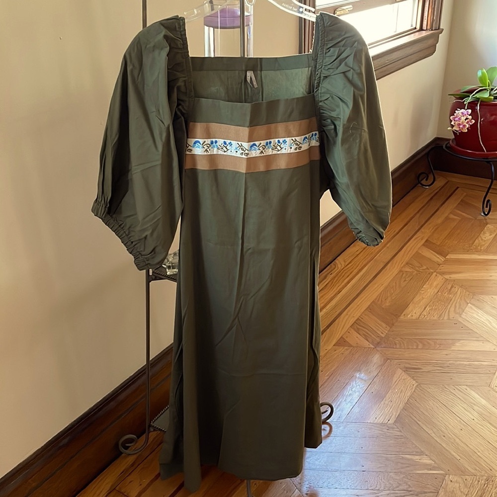Casual comfortable dress with puff sleeves